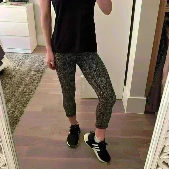 Lululemon Black & White Cropped Leggings - Picture 3 of 7